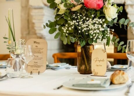 menu sur pied et nom de table – mariage marie laure