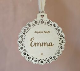 boule de noël en bois personnalisée au prénom de l'enfant