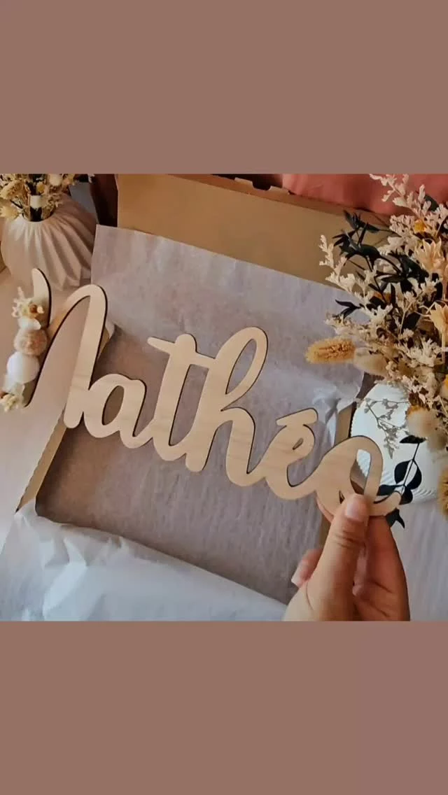 A la recherche d'une idée de cadeau de naissance ?
Vous cherchez une décoration personnalisée pour la chambre de votre enfant ?  🎁 Offrez (vous) un prénom en bois personnalisé, une décoration murale élégante et intemporelle. Cette décoration est idéale pour la chambre d'enfant ou pour célébrer un événement spécial.  🌿 Chaque prénom est découpé et gravé dans du bois naturel ! Ainsi, je vous propose un produit à la fois esthétique et durable.  🎈Que ce soit pour une naissance, un baptême, un anniversaire ou simplement pour ajouter une touche personnelle à la décoration d'une chambre, ce prénom en bois sur mesure s'adapte parfaitement à tous les styles d'intérieur.