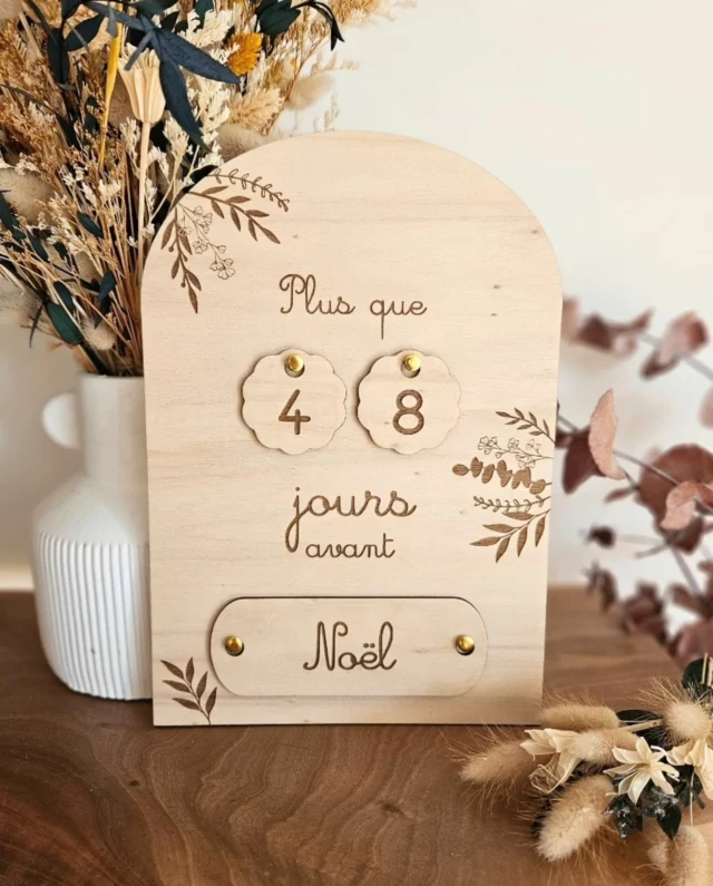 🎄 Plus que quelques jours avant Noël ! 🎄  Ce compte à rebours en bois est parfait pour patienter jusqu'au grand jour ! 🌟 Avec son design doux et épuré, il est idéal pour ajouter une touche chaleureuse et naturelle à votre déco de fêtes. ✨  Chaque jour, changez les chiffres et comptez les jours restants jusqu'à Noël 🎅 mais aussi pour les 5 autres événements fournis : Halloween, Pâques, mon anniversaire, l'école et les vacances.  🎁 Disponible dès maintenant. Idéal pour un cadeau ou pour aider vos enfants à patienter jusqu'au jour J  👉 Désormais disponible en écriture cursive pour s'adapter aux jeunes lecteurs  #Noël #DécompteNoël #Calendrierdelavent #comptearebours #compteareboursnoel #DécorationNoël #CréationArtisanale #FaitMain #EspritDeNoël
